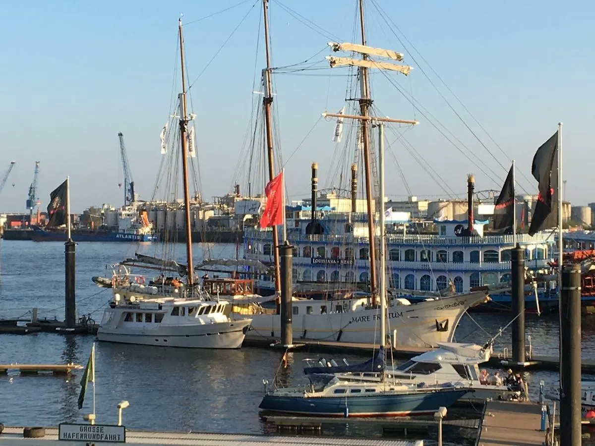 Botel Hanseat Am Baumwall Hamburg Germany